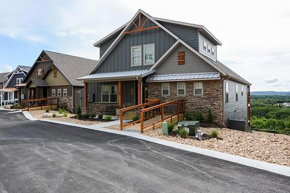 Spacious 10 Bedroom Lakehouse w Lakeview - game room - hot tub - Resort Amenities!